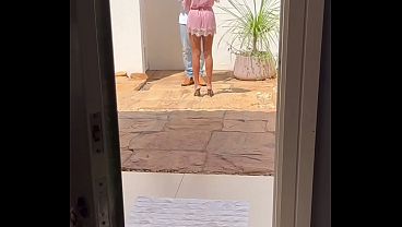 Fui receber a entrega vestida de babydoll e acabei chupando o motoboy enquanto corno trabalhava