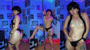 merlina baila pole dance en lenceria negra