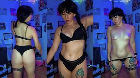 merlina baila pole dance en lenceria negra