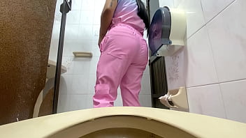 Camara atrapa a enfermera meando en ba&ntilde_o del hospital(big ass)