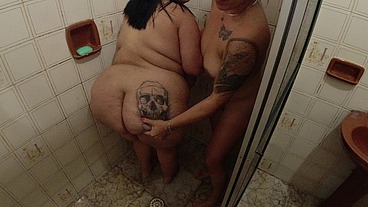 Fudendo no banheiro com a BBW sexo a 3 muita putaria explícita