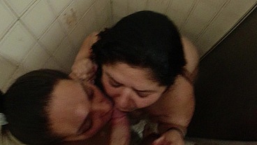 Fudendo no banheiro com a BBW sexo a 3 muita putaria explícita