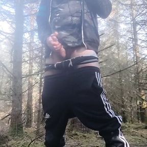 Scallyoscsr desperately pissing in the woods and cumming