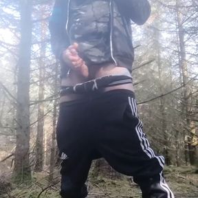 Scallyoscsr desperately pissing in the woods and cumming