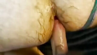 Amateur-Schwuler Bär wird in POV-Perspektive mit einem riesigen Schwanz hart und roh anal gefickt