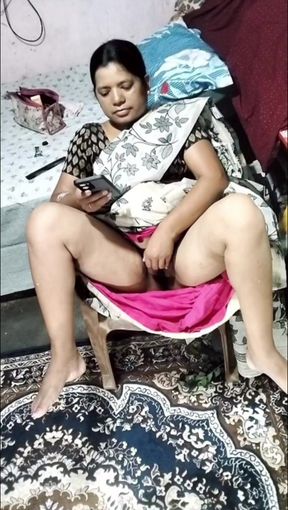 Desi lifting Sari to open pussy