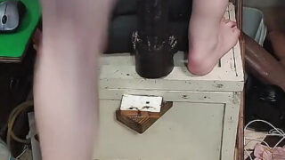 Seorang pria gay amatir yang belum disunat sedang masturbasi dengan keras dan memukul pantatnya dengan dildo.