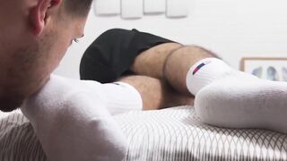 MaleFeetXXX.com - Bearded Maui's shock at waking up to his giant foot being sniffed a