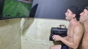 fui jogar video game com o pr e ele me comeu gostoso