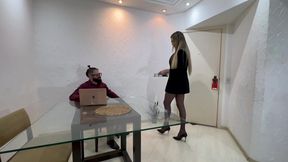 minha secretaria trans me pediu um aumento em troca de eu transar com ela e eu aceitei - evezzini