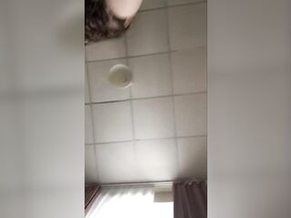 Тебе нравится что я сажусь анусом на твой языком? Девчонка дрочит пальцами свою жопу