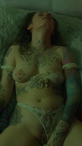 Insatiable Lola Takes 19 Inch Alien Monster