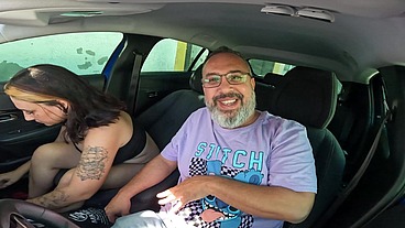 Uma rapidinha no carro com a safada rabuda - Nikki Sol