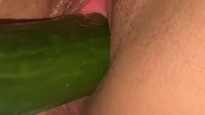 Milf italiana gode con il cetriolo nella figa stretta