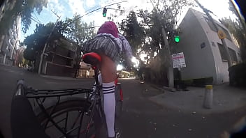 Paseo en bicicleta upskirt, &iquest_Quieres mirar bajo mi falda?