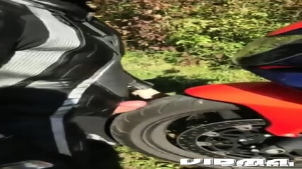 moisa robert se freaca cu pula pe rota de la motorcycleta pana curge sperma pe rota