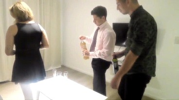 CON MI HERMANASTRA ENCONTRAMOS A DOS VECINOS EN EL BOLICHE sorteamos con dados los intercambios de pareja , ORGIA FIESTA,