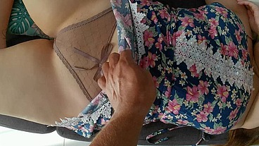 Hijastro entra al cuarto de la madrastra y la sorprende con sus bragas transparentes