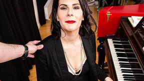 ”This mature pianoteacher loves taking it up her booty”