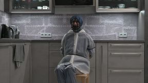 Miss Amira in AGU Nylon Regenzeug und transparentem Regenanzug wird streng gefesselt und geknebelt