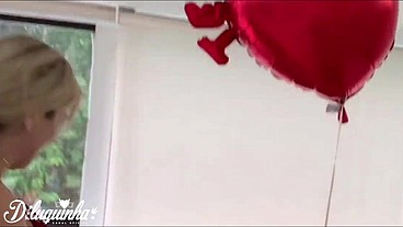 Ela fez uma surpresa pro seu marido trazendo a sua amiga