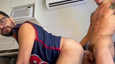 MARCOS GOIANO - LEVANDO PICA GROSSA DO NOVINHO PIROCUDO - SEXO GAY COM PUTO PAU EXTRA GRANDE - SEXO GAY SEM CAMISINHA