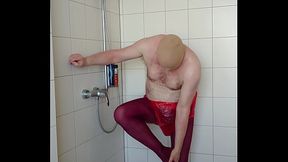 Strumpfhose und Inkontinenzhose in der Dusche