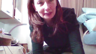 Reife MILF in Strümpfen und High Heels spreizt ihren Anus solo