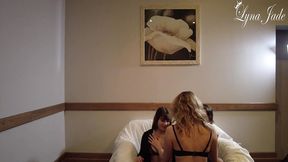 foursome dans le couloir de l hotel tout commence par une partie de cache-cache...