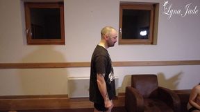 foursome dans le couloir de l hotel tout commence par une partie de cache-cache...