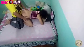 Mira este video sexual de diario de Familia con hijastra y mira c&oacute_mo se corre y se corre por toda la cama