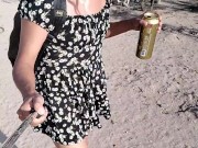piernas sexys de ladyboy y minivestido con sandalias en publico caliente