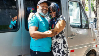 メガネをかけたBBWベイビーは、ATMを楽しむ前にBBCにふっくらとしたお尻を叩かれます