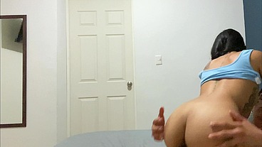 mi hermanastra cumplió la mayoría de edad y me pide que la enseñe a montar una polla