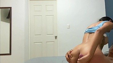 mi hermanastra cumplió la mayoría de edad y me pide que la enseñe a montar una polla