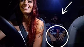 Safada trabalha de motorista de aplicativo e pega homem se masturbando no banco de tr&aacute_s!