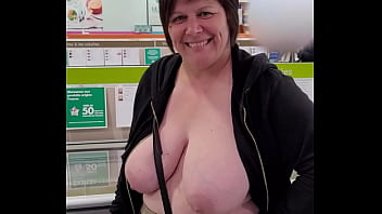 Seins dehors dans le rayon du magasin !