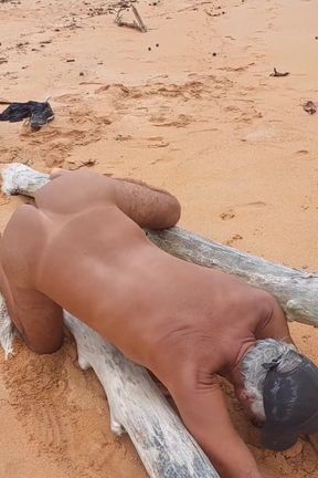 Ladysilva showing off her hot ass on the beach