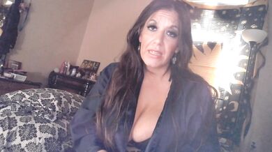 Gloryhole surprises blowjob for this Italian milf mom