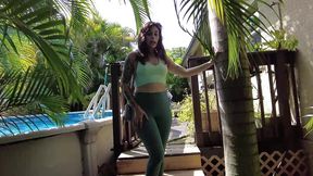 mia hope tattooed girl pissing tight yoga pants