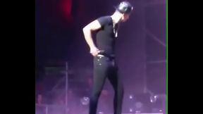 Maluma y su pasito del tra en pleno concierto- Malumaniaticos de coraz&oacute_n