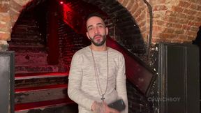 deux beaux mecs espagnols baisent bareback dans une backroom de madrid