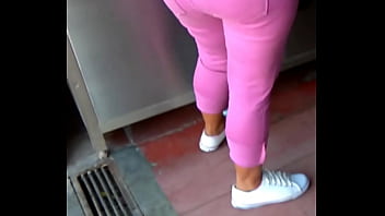 Chica nalgona de pantalon rosa