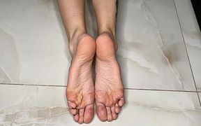 My Pretty Soles in This Position, Sole Scrunching and Toe Wiggling