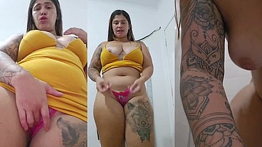 Ruiva puta e safada aproveita que o corno não está e faz chamada de vídeo com o amante e se exibindo mostra a buceta e faz xixi pra ele gozar