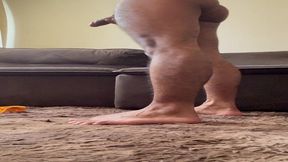 mostrando a bunda e balancando o pauzao