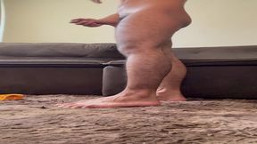 mostrando a bunda e balancando o pauzao