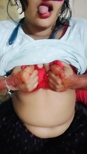 Desi's real bhabi pussy is squirming.