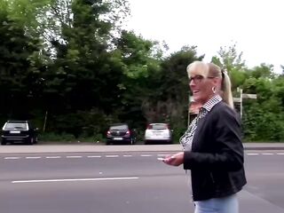 Die Hausfrauenjaeger, reife Golden-haired schnell im Park beglueckt