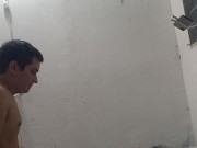 Follandola duro acostada en la cama